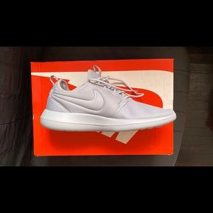 🤩NEW IN BOX! NIKE ROSHE TWO SIZE 8